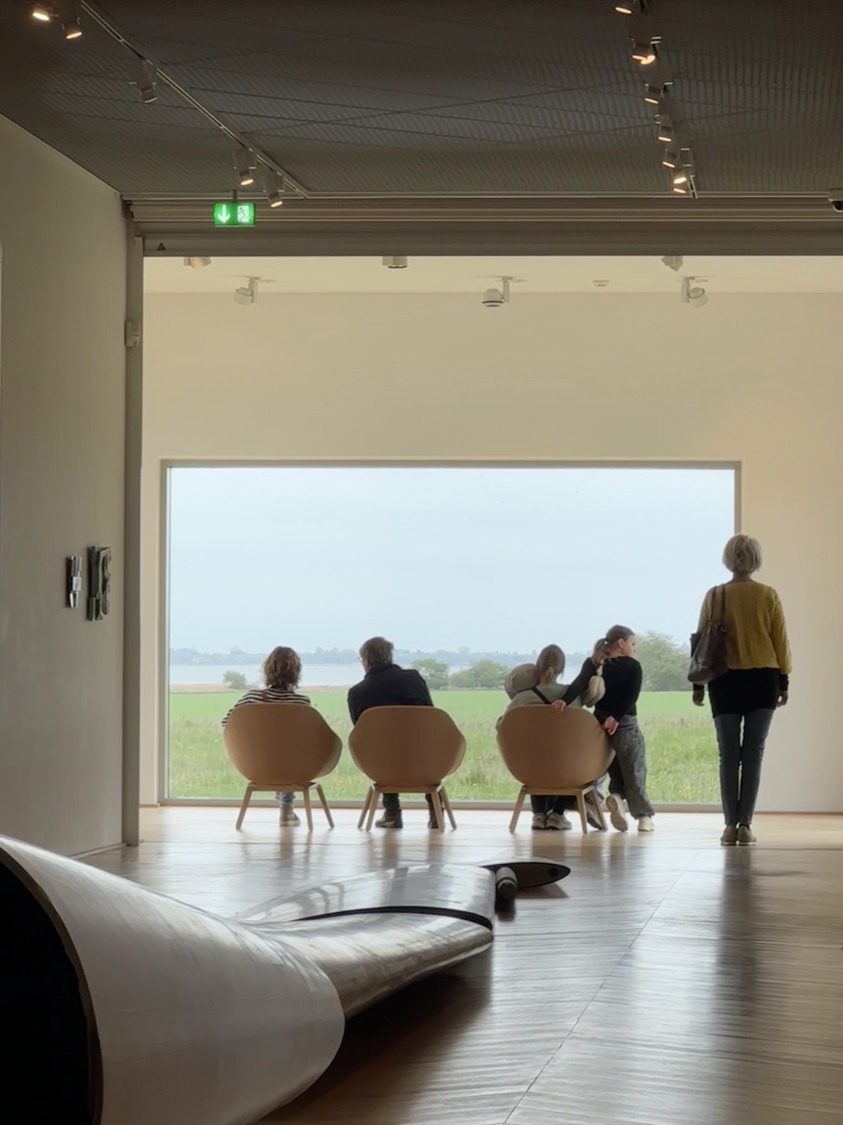 Blick aus einem Museumsraum auf eine Landschaft