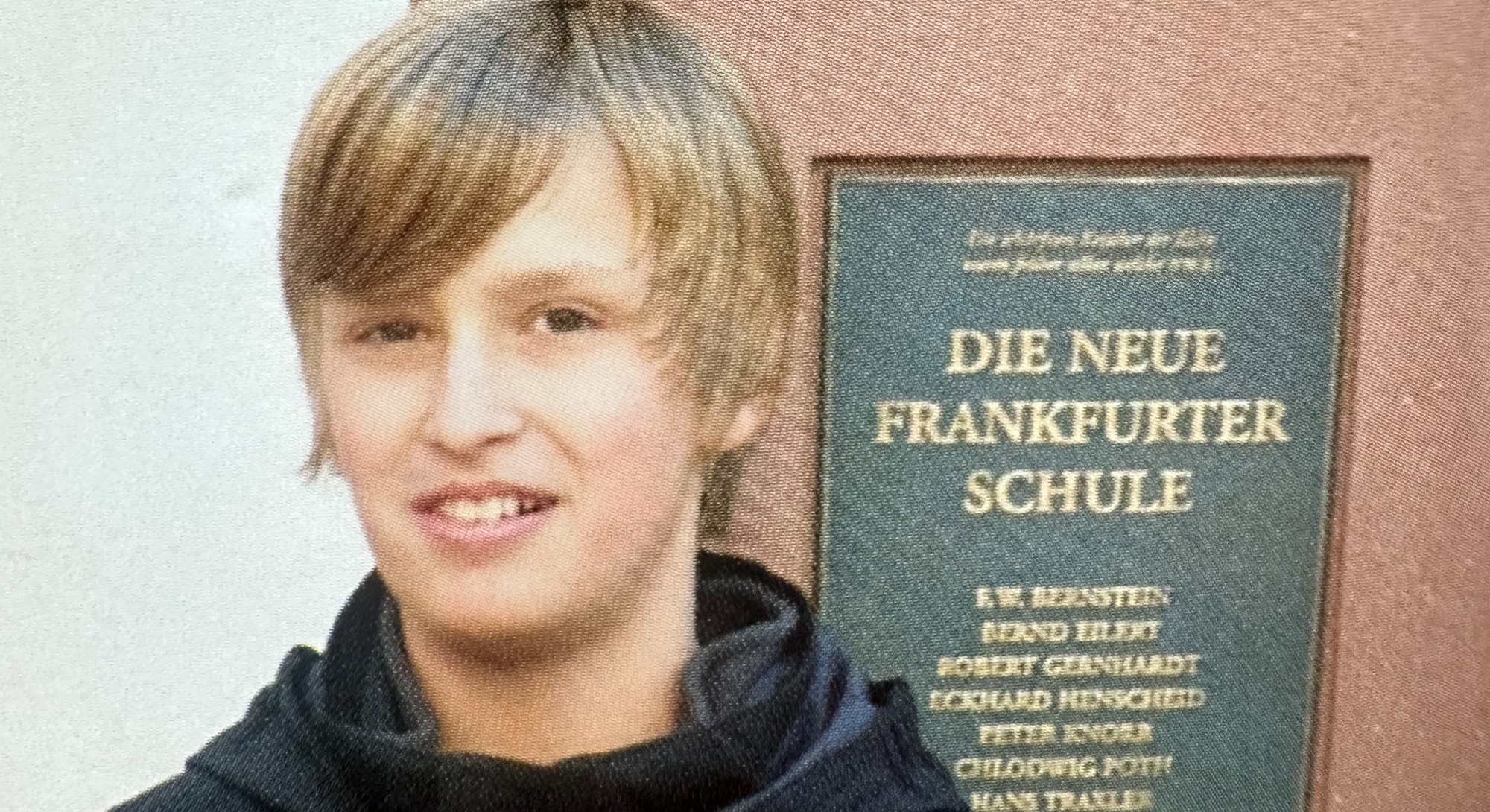 Paul als Kind vor der Tafel »Die Neue Frankfurter Schule«